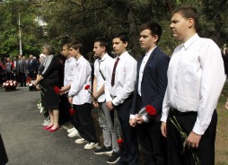 Нас собрал Чернобыль… В Волгодонске возложили цветы к памятному знаку, пострадавшим от радиационных катастроф 
